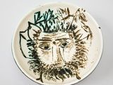 une assiette sur laquelle est représenté un homme barbu
