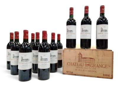 six bouteilles de vin sont alignées en rang devant une caisse en bois