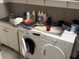 une machine à laver et un sèche-linge dans une cuisine encombrée