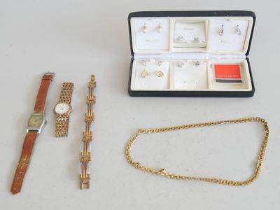 un assortiment de bijoux en or comprenant une montre, un bracelet et un bracelet