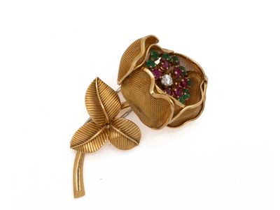 une image représentant une broche en or ornée d'une fleur
