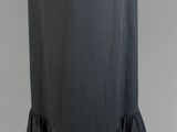 une jupe noire à volants sur un mannequin, un mannequin, un mannequin, un mannequin, un mannequin, un mannequin, un mannequin, un mannequin, un mannequin