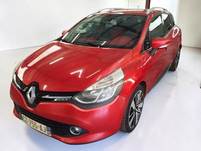 La voiture rouge est garée dans le garage d'un immeuble.