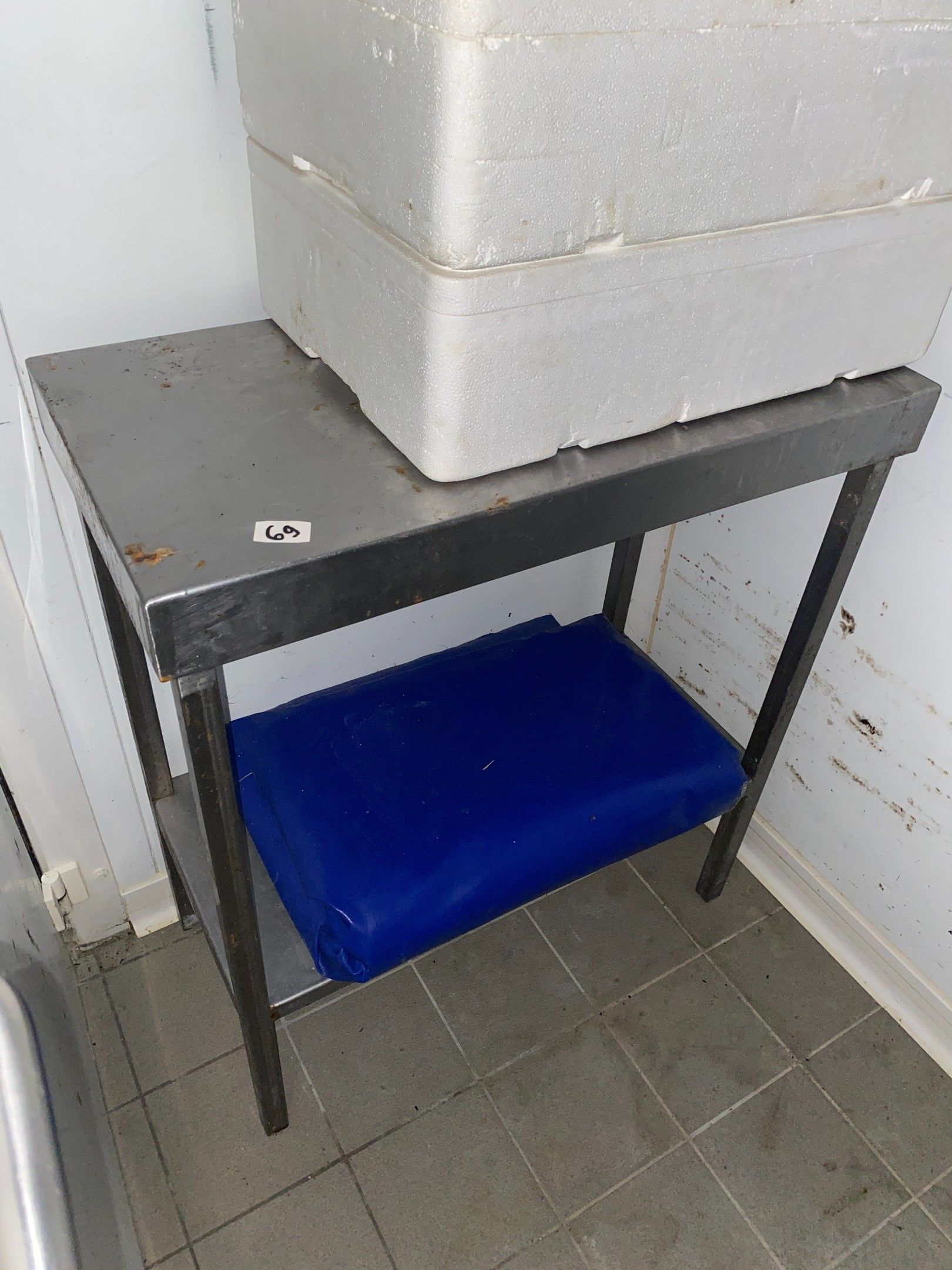 Une table rectangulaire en inox à tablette médiane Dimension…