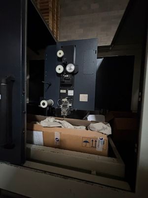 une boîte de papier toilette posée au milieu d'une pièce