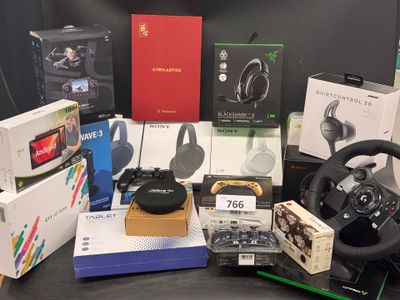 un grand nombre d'objets différents posés sur la table
