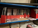 beaucoup de livres sur les étagères de la bibliothèque