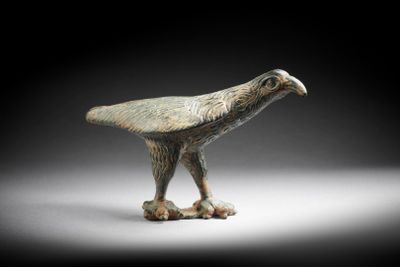 figurine en bronze représentant un oiseau perché sur une branche