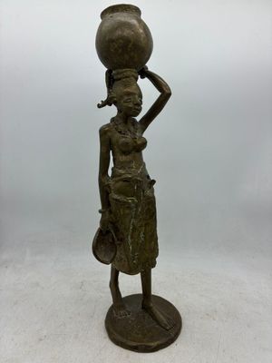 DERME(?) "Femme portant un sceau d'eau" Sujet en bronze port…