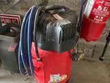 un extincteur rouge à côté d'une borne d'incendie rouge