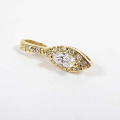 gros plan d'une bague en diamant sur une surface blanche