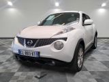 une Nissan Juke blanche sur un sol à damier