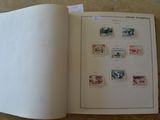 un livre ouvert avec des timbres, posé sur une table