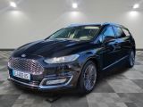 une Ford Monde noire garée sur un sol en carrelage à damier