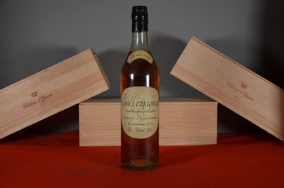 une bouteille de vin posée sur une table, à côté de deux caisses en bois