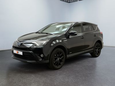 une Toyota RAV dans un showroom