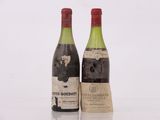 deux bouteilles de vin posées l'une à côté de l'autre sur une table