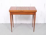 une table en bois sur laquelle est posé un échiquier