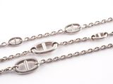 a close up of a chain with a clasp on it