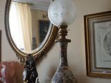 une lampe posée sur une commode