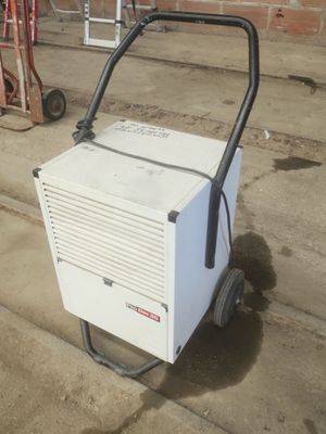 une petite machine blanche posée par terre