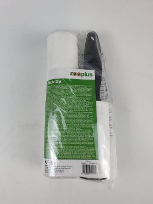 un rouleau de papier toilette posé sur une table blanche