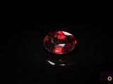gros plan d'un diamant rouge sur une surface noire