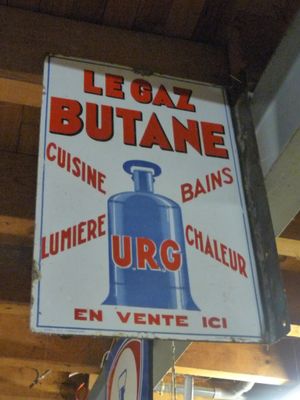 une pancarte indiquant « butane légal » sur le côté d'un immeuble