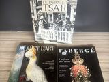 un livre ouvert sur lequel figure l'image d'un oiseau, et dont la couverture représente également un oiseau