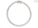 un bracelet à chaîne en argent avec un fermoir, sur fond blanc
