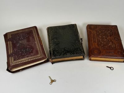 Trois albums photos en cuir gaufré dont deux musicaux. - Photo 1