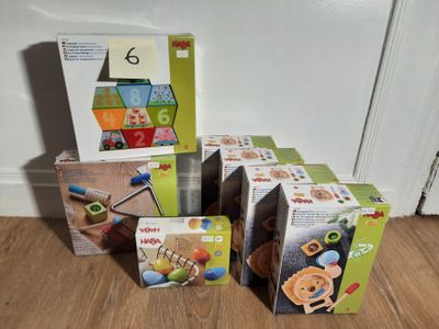 quatre boîtes de jouets posées par terre les unes à côté des autres