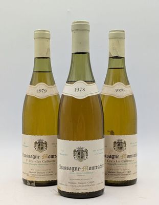 trois bouteilles de vin sont alignées sur une surface blanche