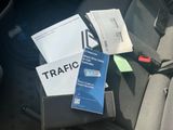 un siège auto sur lequel sont posés tout un tas de papiers