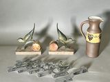 beaucoup d'oiseaux posés près d'un vase
