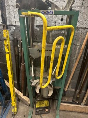 une grosse machine posée au milieu d'un tas d'outils
