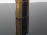 un briquet doré posé sur une table noire