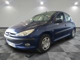 la photo d'une voiture bleue garée dans un garage