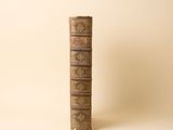 un vieux livre posé sur une surface blanche