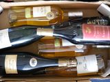 plusieurs bouteilles de vin se trouvent dans un carton sur une table