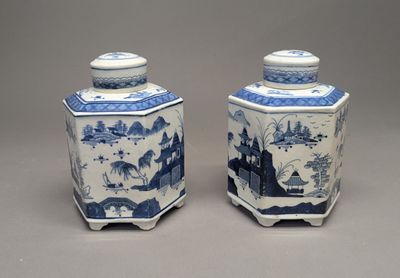 paire de jarres en porcelaine chinoise bleue et blanche avec couvercles