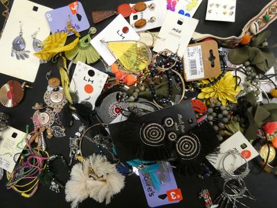 un tas de bijoux variés posés sur une table noire