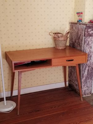 une photo d'un salon avec une cheminée et un bureau