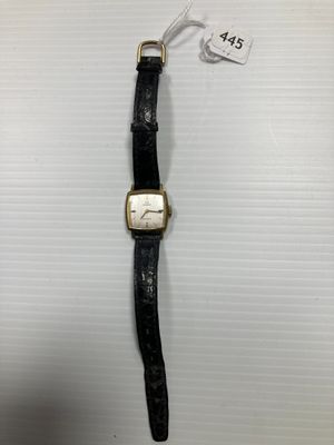 une montre noire et blanche posée sur une table blanche