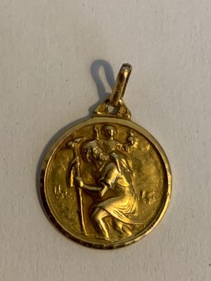 une image représentant une médaille d'or et une femme tenant un enfant dans ses bras