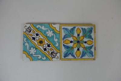 Deux carreaux en faïence polychrome à décor de motifs florau…