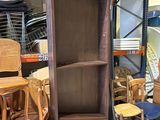 de nombreuses chaises et tables dans une grande pièce