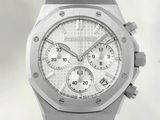 un gros plan d'une montre au cadran blanc montée sur un bracelet argenté