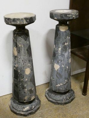 deux socles en marbre posés l'un à côté de l'autre sur le sol