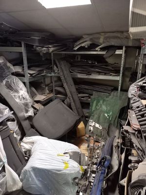 une pièce remplie d'une multitude d'objets de toutes sortes